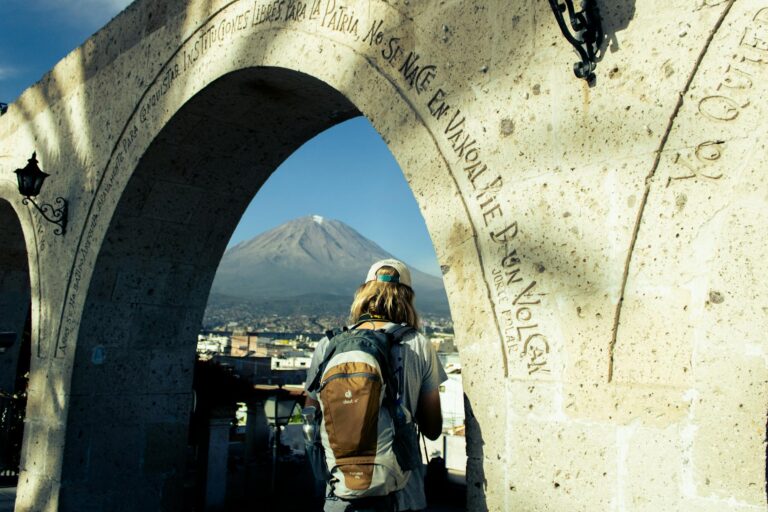 Home Elementor 4 Viajero contemplando el volcán Misti desde el Arco de Yanahuara en Arequipa, Perú