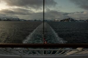 Crucero navideño en los fiordos noruegos en invierno