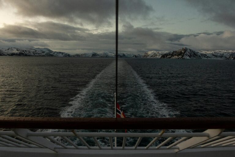 Crucero navideño en los fiordos noruegos en invierno
