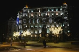 luces navideñas en calle de Madrid con árboles iluminados