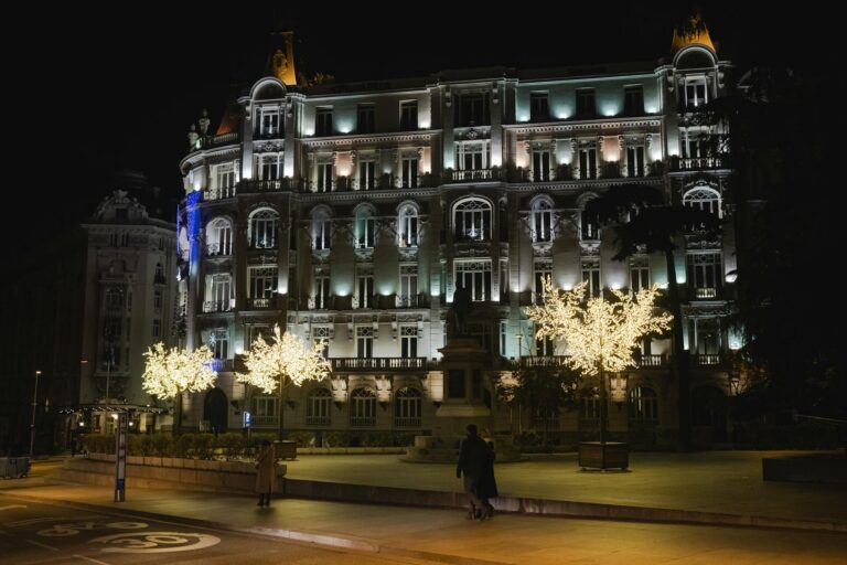 Home Elementor 6 luces navideñas en calle de Madrid con árboles iluminados