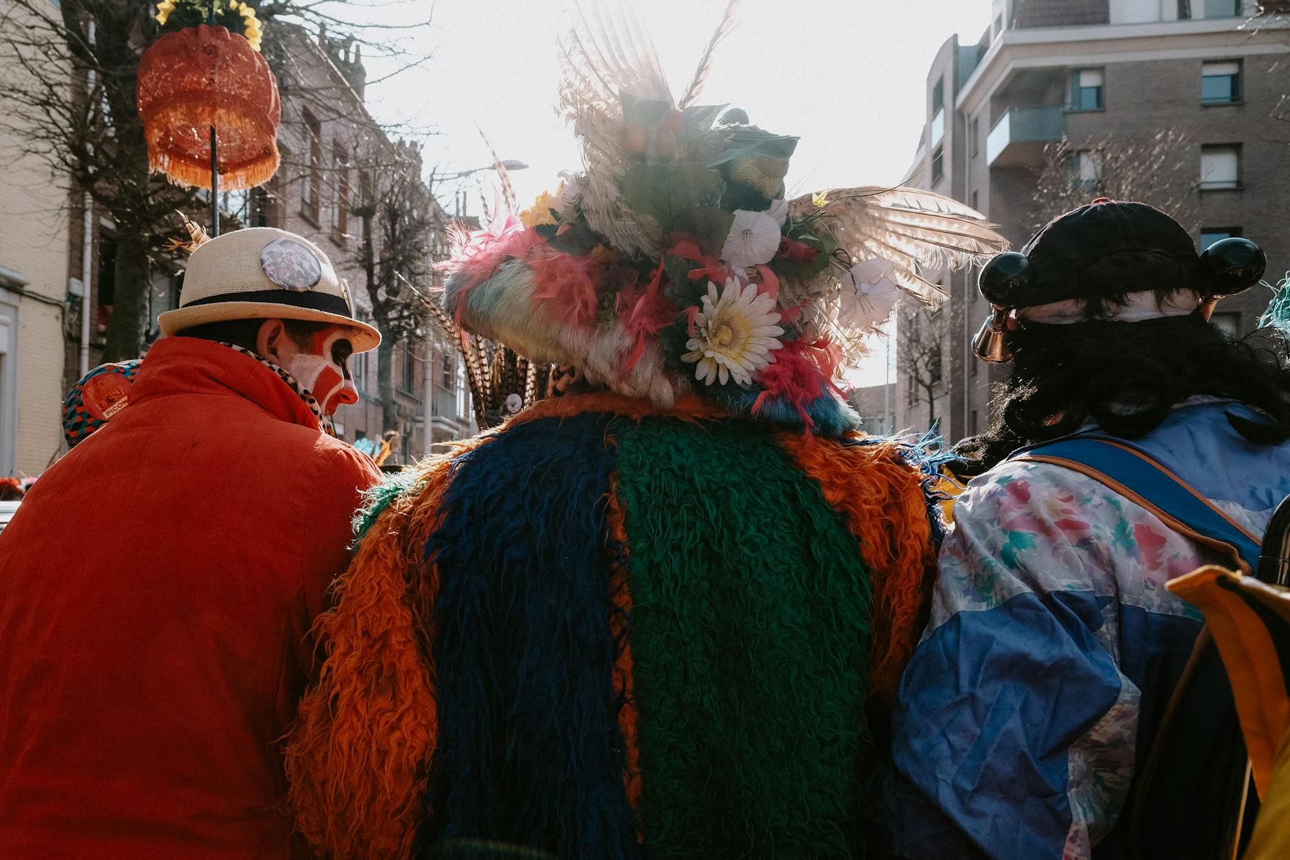 Carnaval de Cádiz 2026: guía para disfrutarlo bien 1 Disfraz de carnaval con colores vivos en desfile de calle