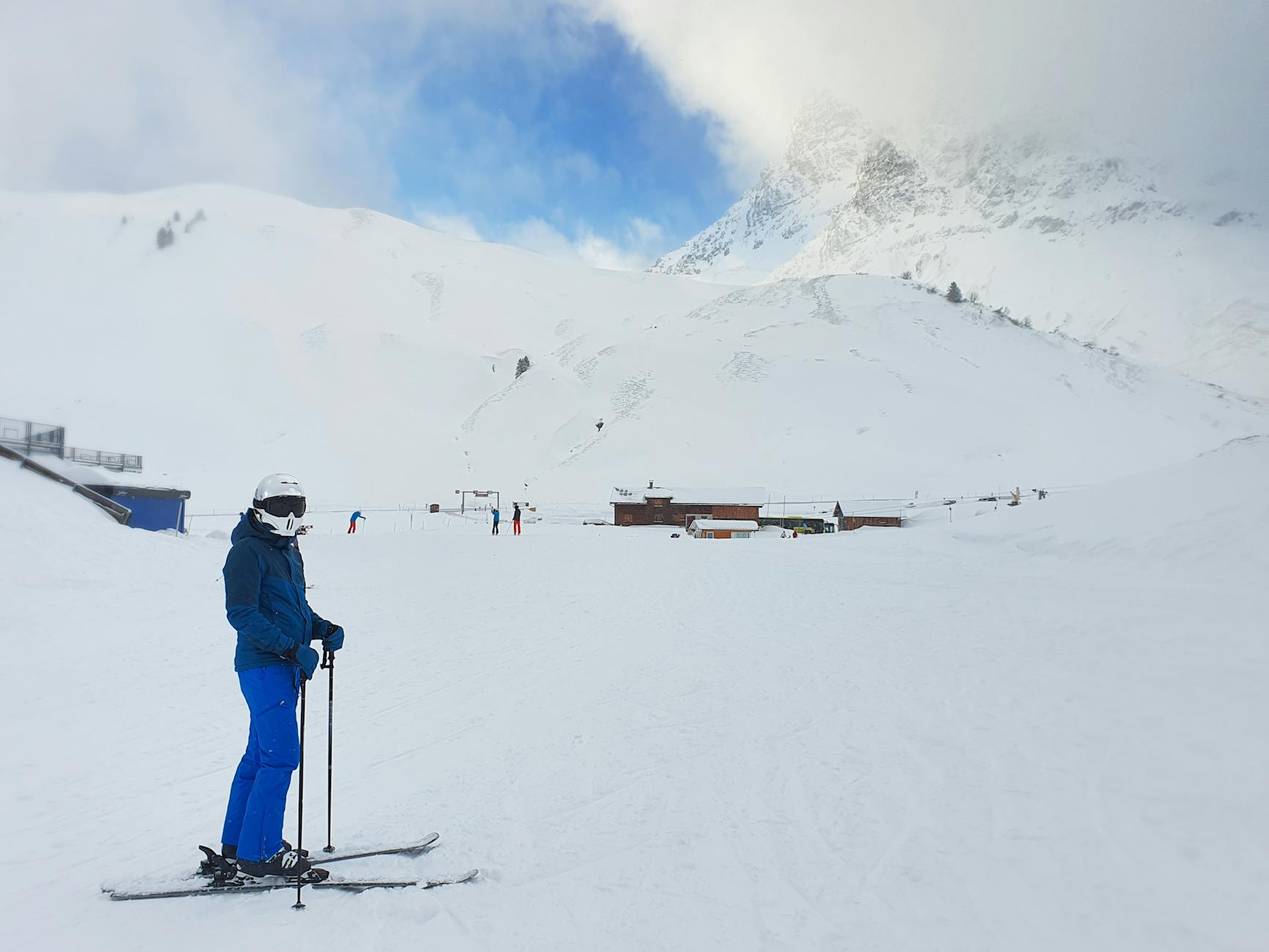 Estación de esquí con montañas nevadas y remontes