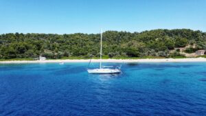 Velero navegando por el Mar Egeo, Grecia