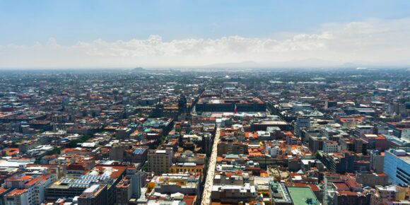 Vista aérea de Ciudad de México al atardecer con el Zócalo