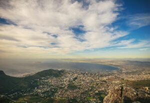 vista aérea de Ciudad del Cabo con Table Mountain al fondo