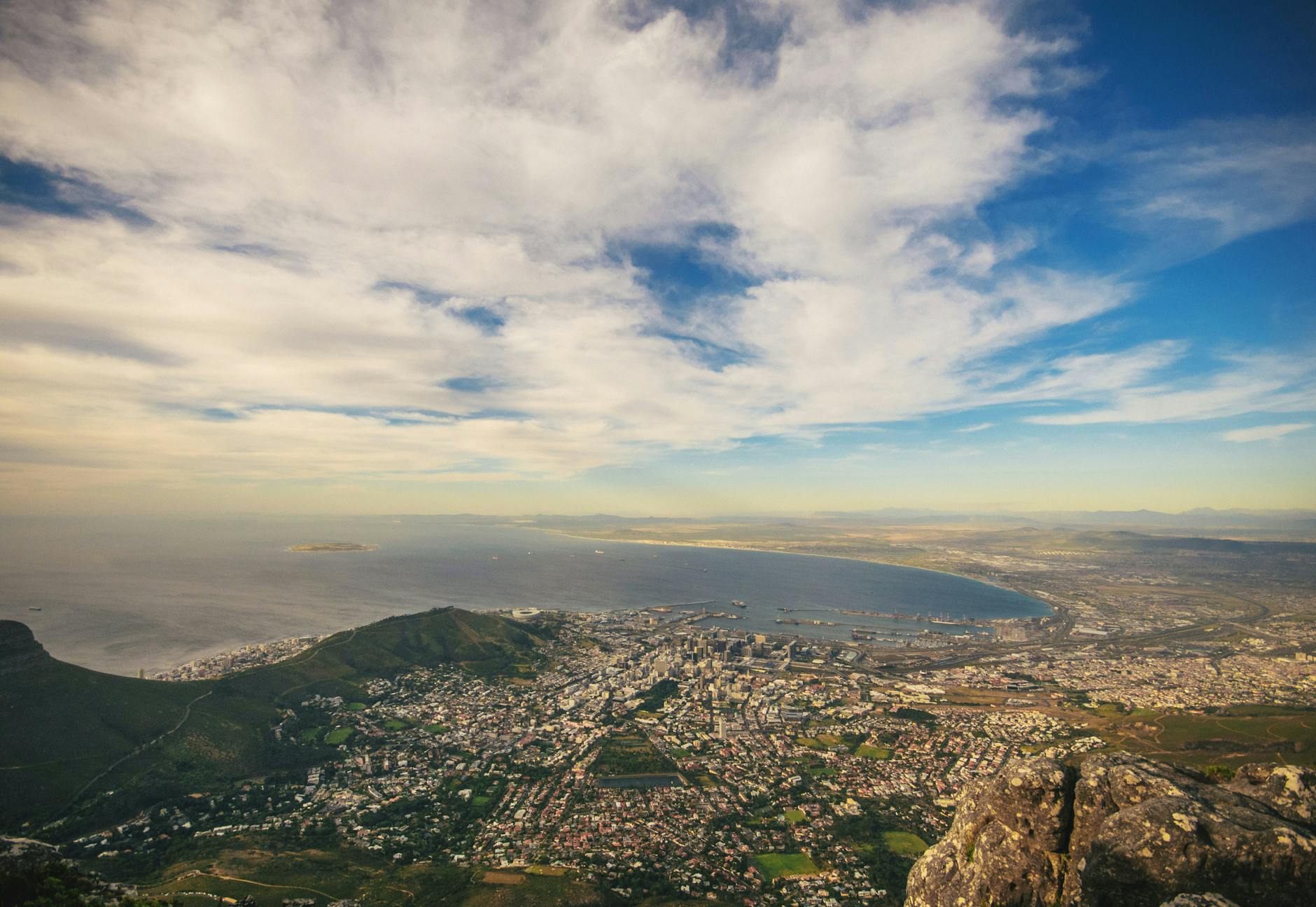 vista aérea de Ciudad del Cabo con Table Mountain al fondo
