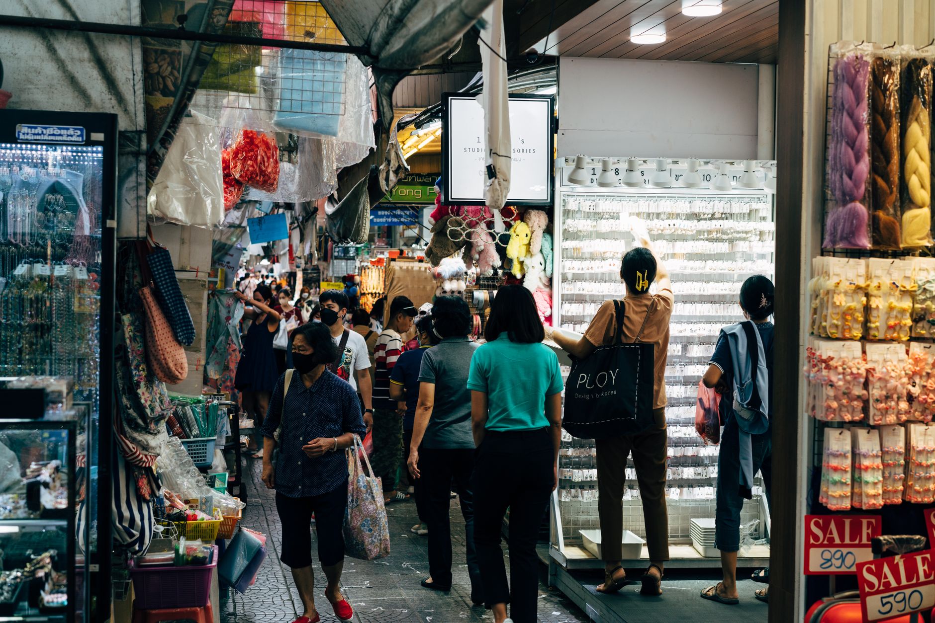 Coloridos puestos de ropa y accesorios en un mercado callejero de Bangkok