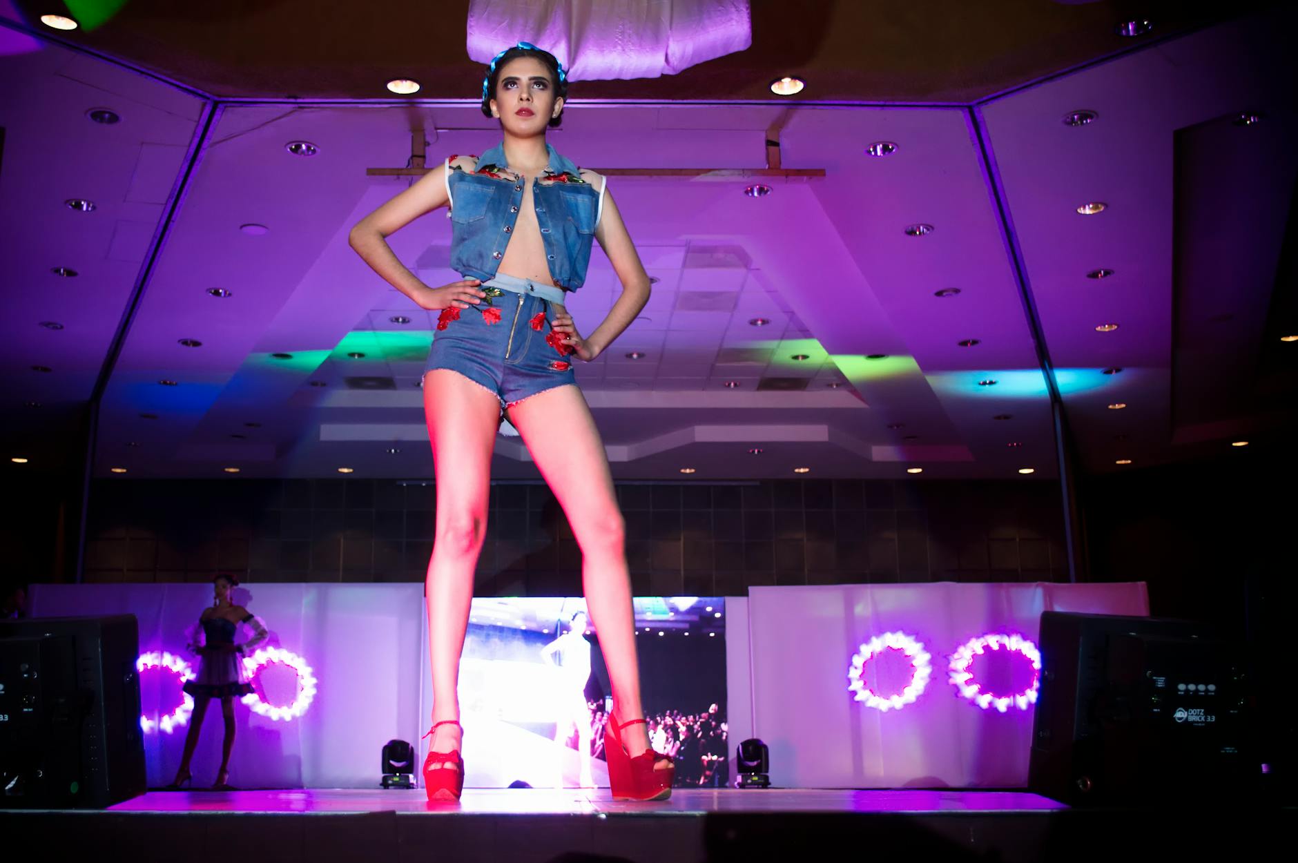 desfile de moda con modelos en pasarela