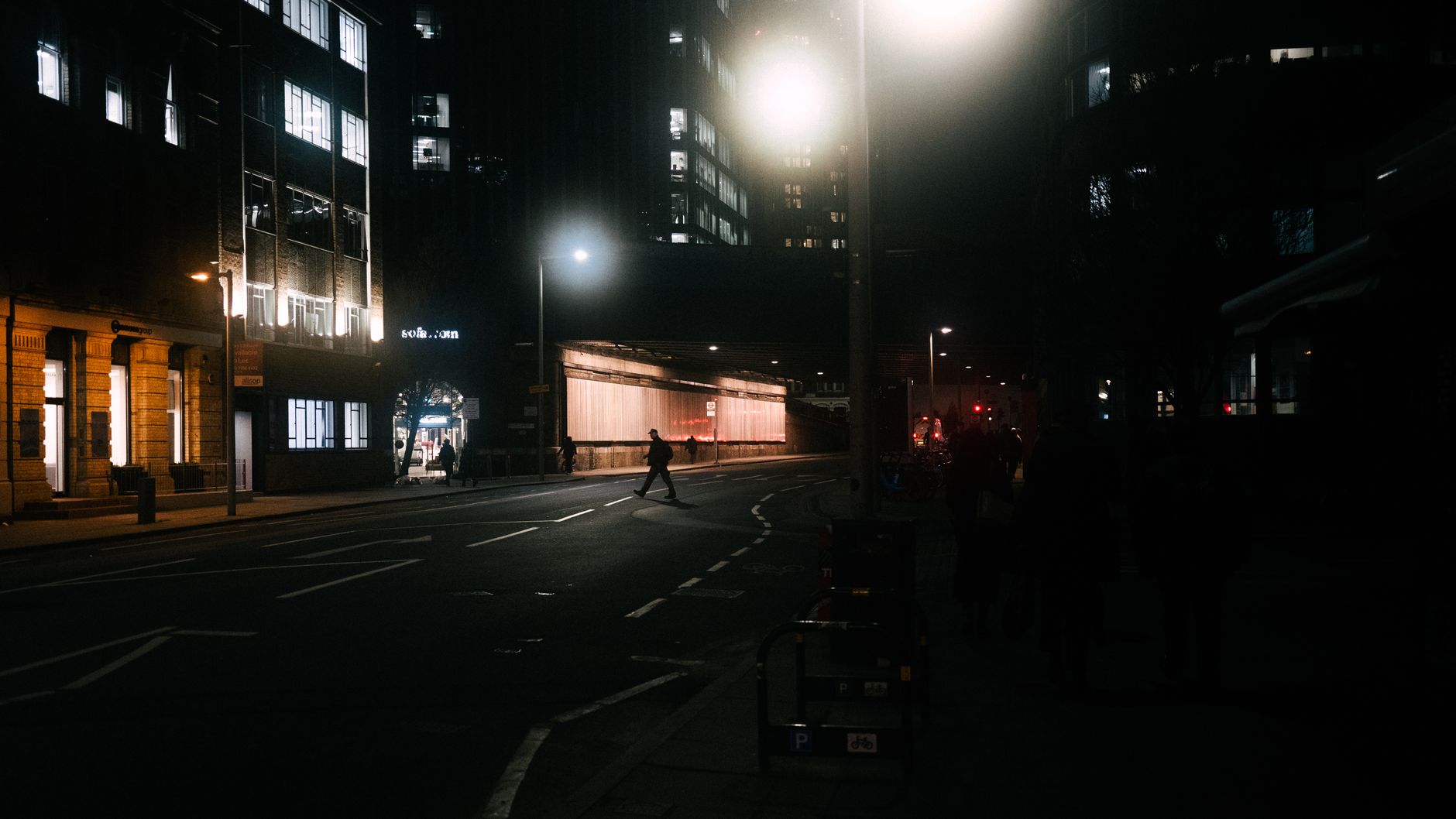 Calle iluminada por faroles en el centro de Londres de noche
