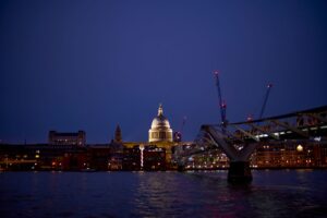 Vista nocturna de la Catedral de San Pablo y el Puente del Milenio reflejados en el Támesis, Londres