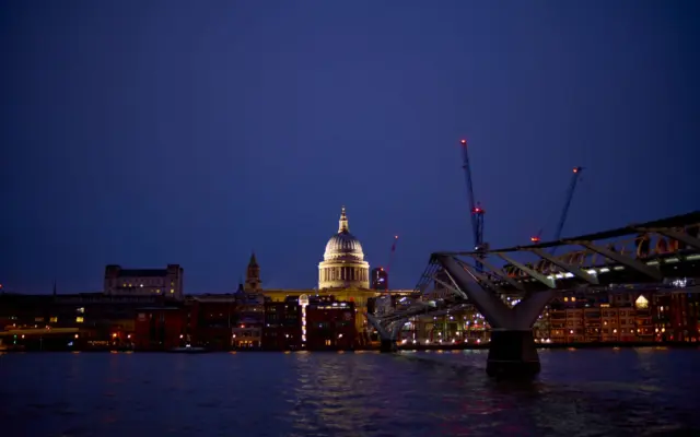 Vista nocturna de la Catedral de San Pablo y el Puente del Milenio reflejados en el Támesis, Londres