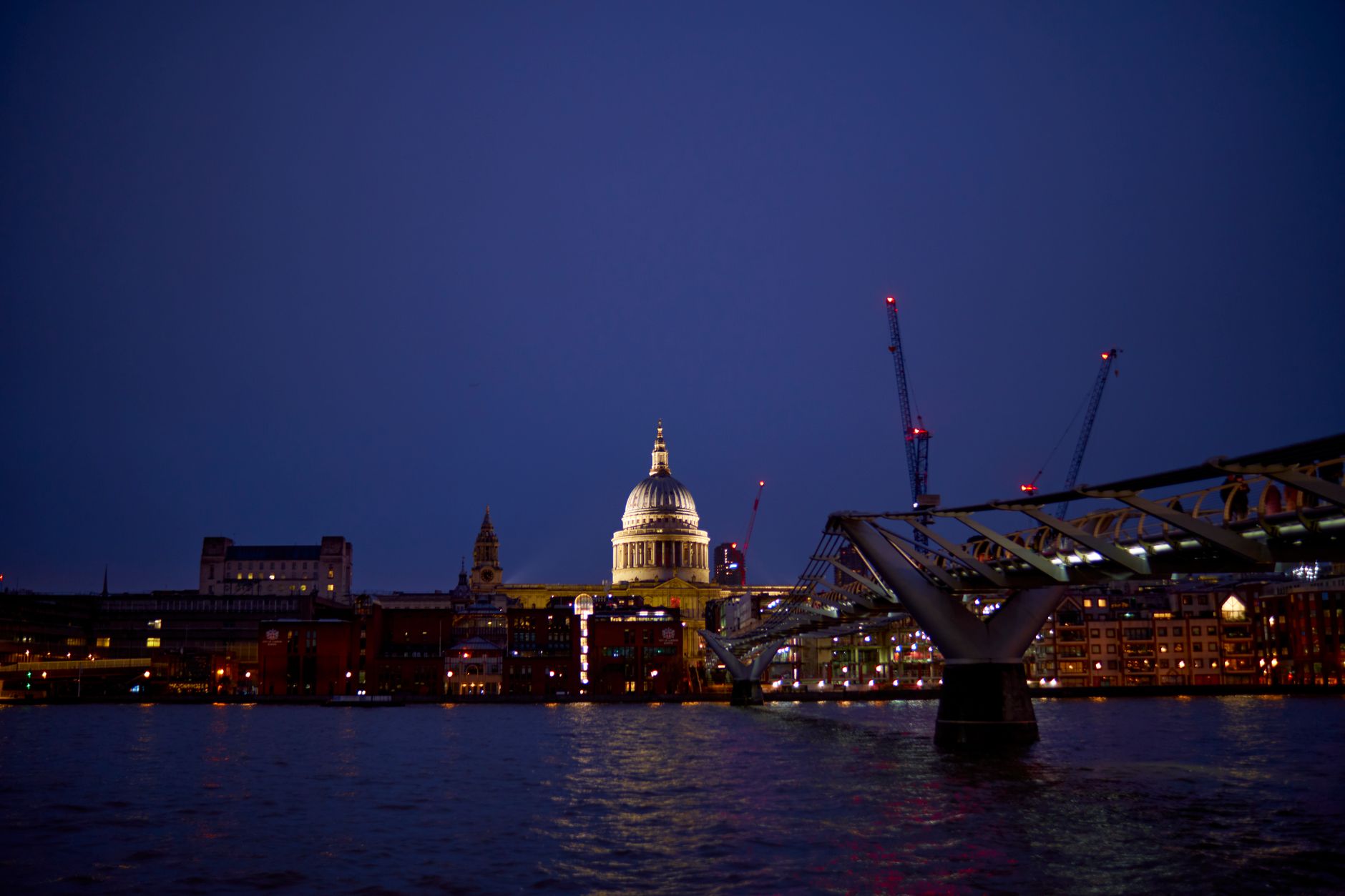 Vista nocturna de la Catedral de San Pablo y el Puente del Milenio reflejados en el Támesis, Londres