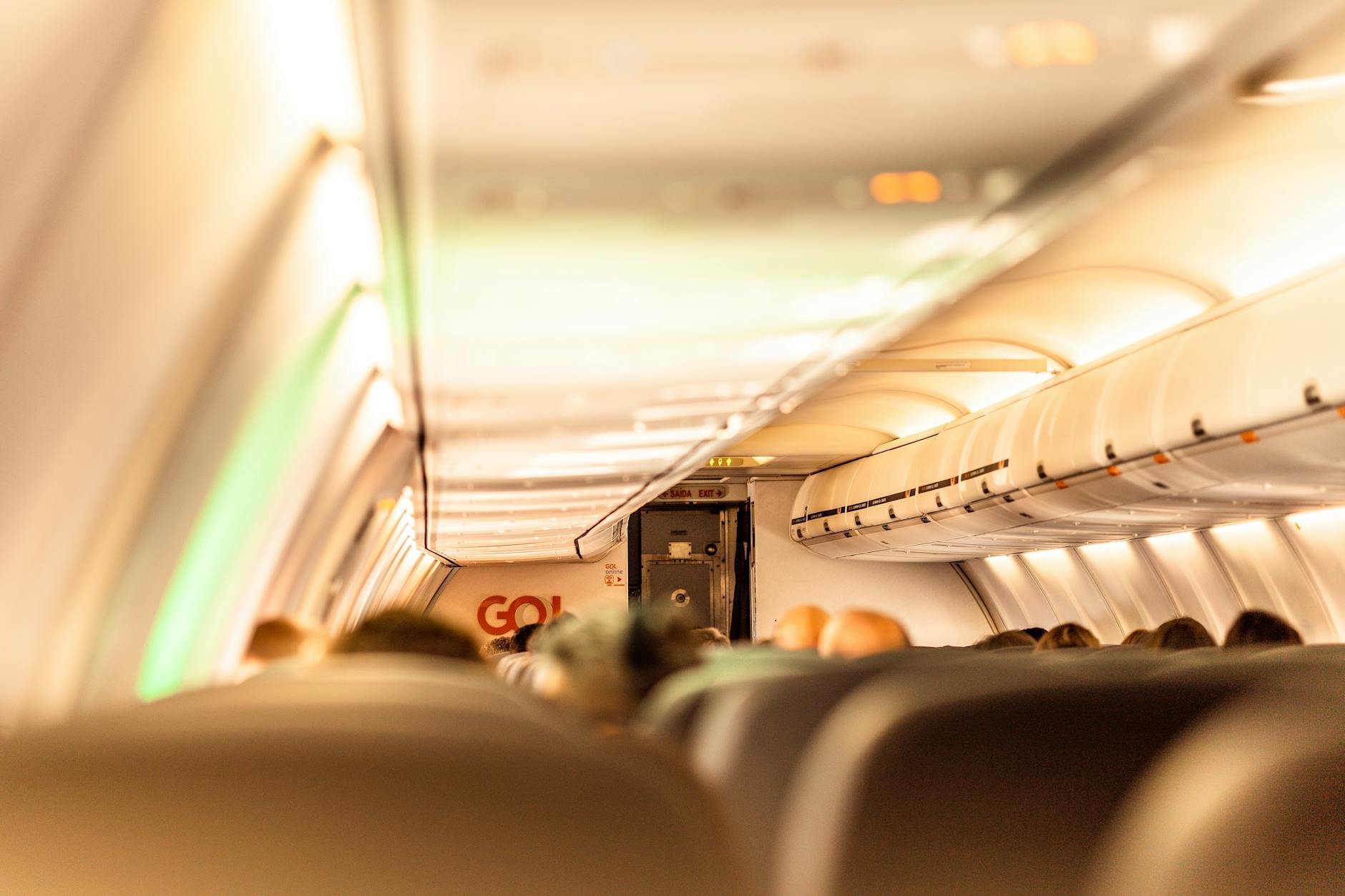 WiFi en el avión: guía 2026 para conectarte en vuelo 1 Pantalla de entretenimiento y conexión WiFi en asiento de avión
