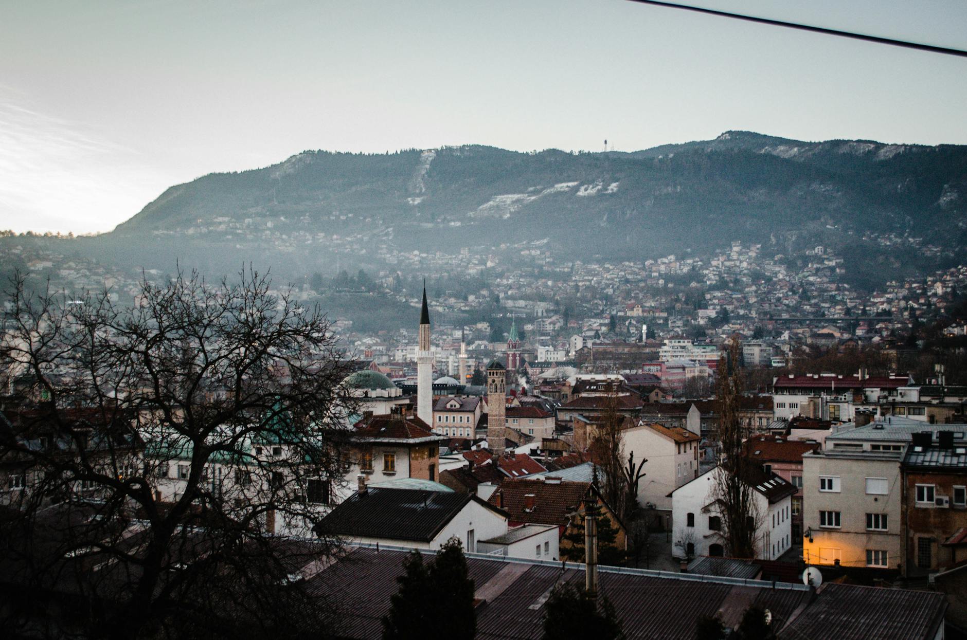 Sarajevo en 2026: guía de viaje a la ciudad más sorprendente de los Balcanes 1 Başčaršija el casco antiguo otomano de Sarajevo con tiendas y la fuente Sebilj