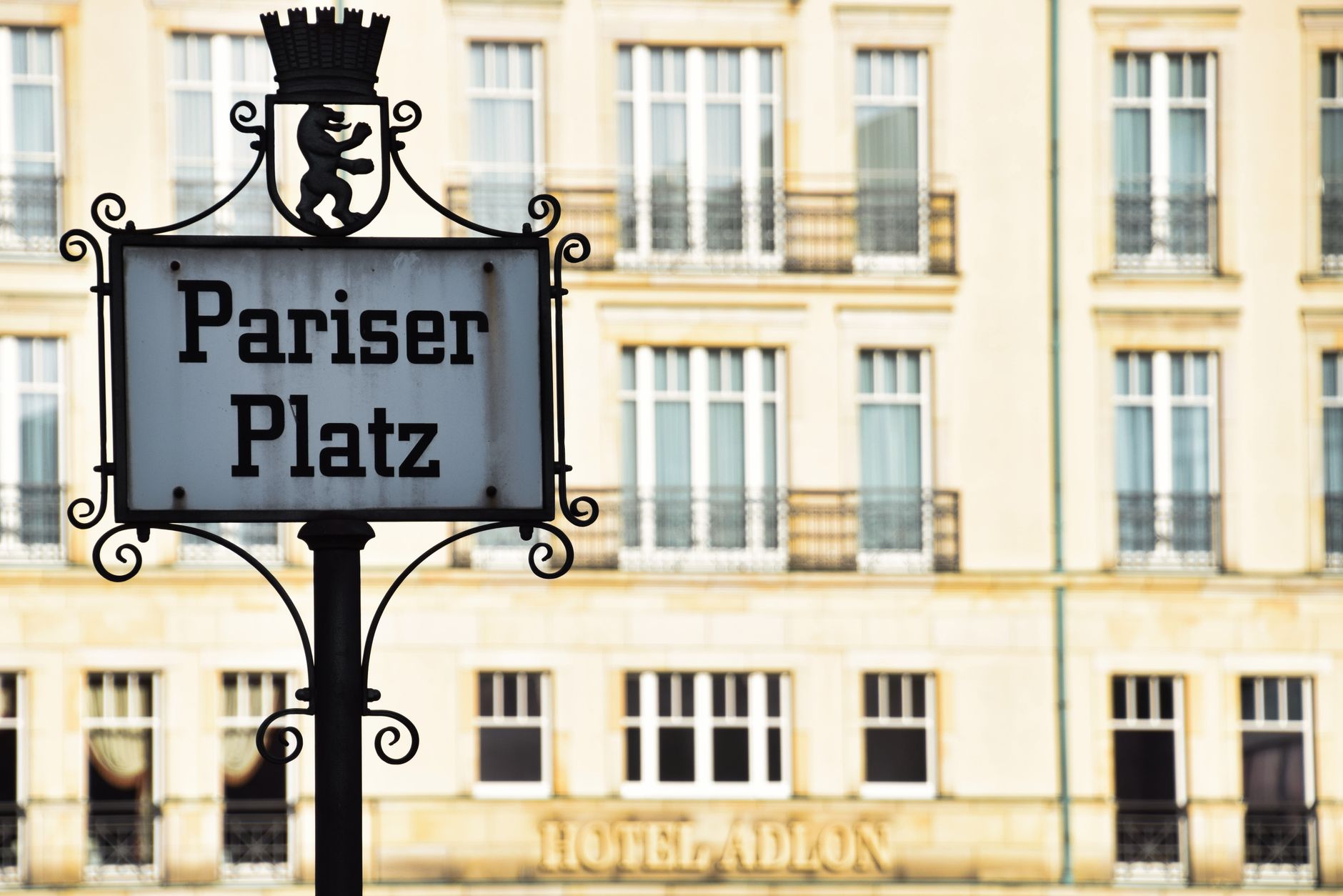 Hotel Artemisia Berlín: guía para viajeras en 2026 1 cartel de Pariser Platz en Berlín Alemania