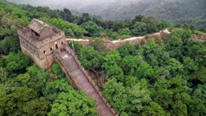 Gran Muralla China en montañas verdes bajo cielo azul