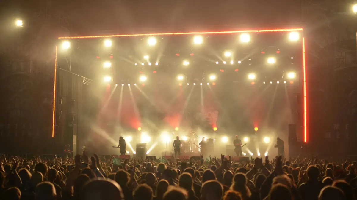Público en un gran festival de música al aire libre