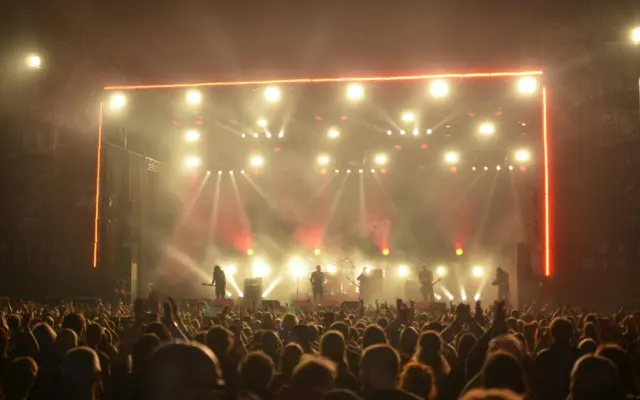 Público en un gran festival de música al aire libre