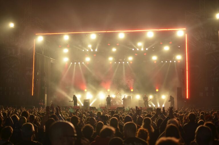 Home Elementor 8 Público en un gran festival de música al aire libre