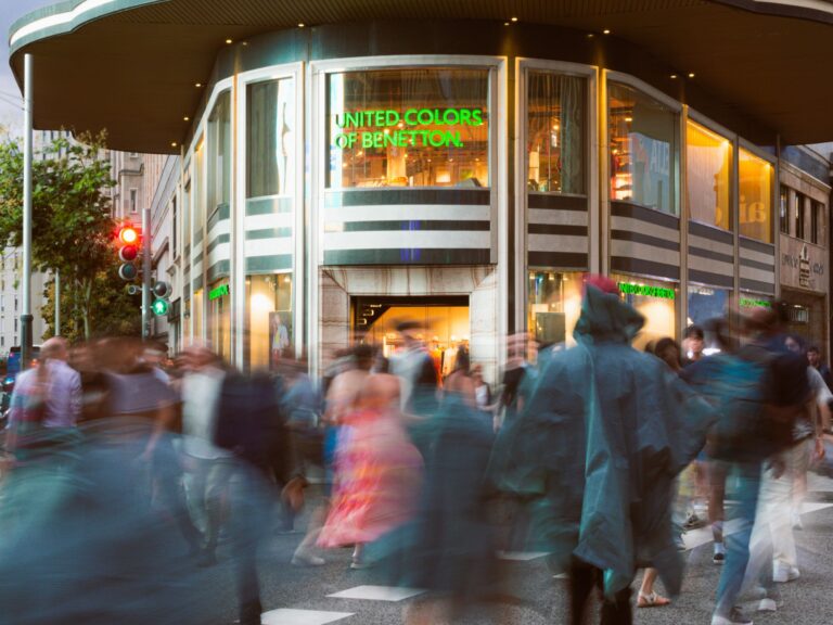 calle comercial de Madrid con escaparates de moda