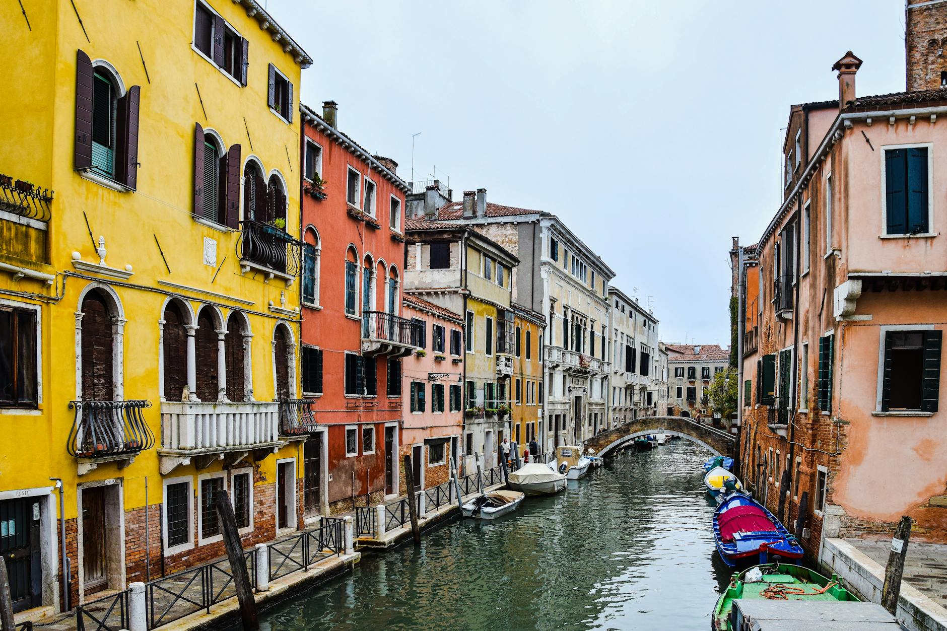 Canal de Venecia con góndolas y edificios históricos