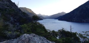 Lago de montaña en la Patagonia argentina con bosque de arrayanes y reflejo en el agua
