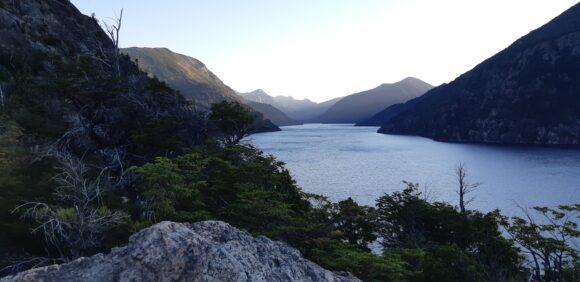 Home Elementor 1 Lago de montaña en la Patagonia argentina con bosque de arrayanes y reflejo en el agua