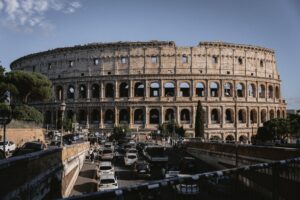 Coliseo de Roma con cielo azul al fondo