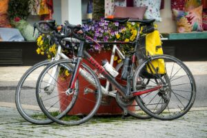 Ciclista recorriendo ruta panorámica en Europa