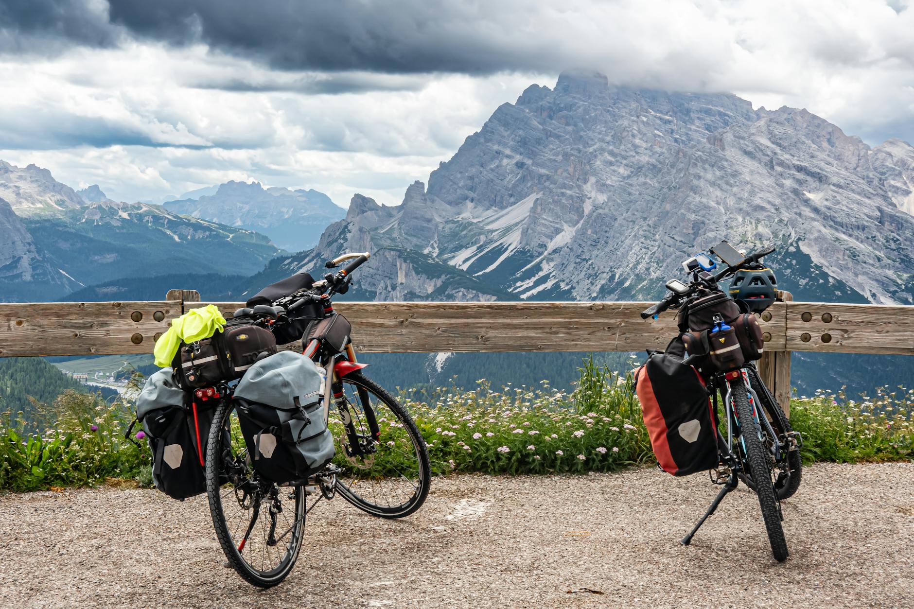 Bicicletas aparcadas en un pueblo europeo durante una ruta cicloturista