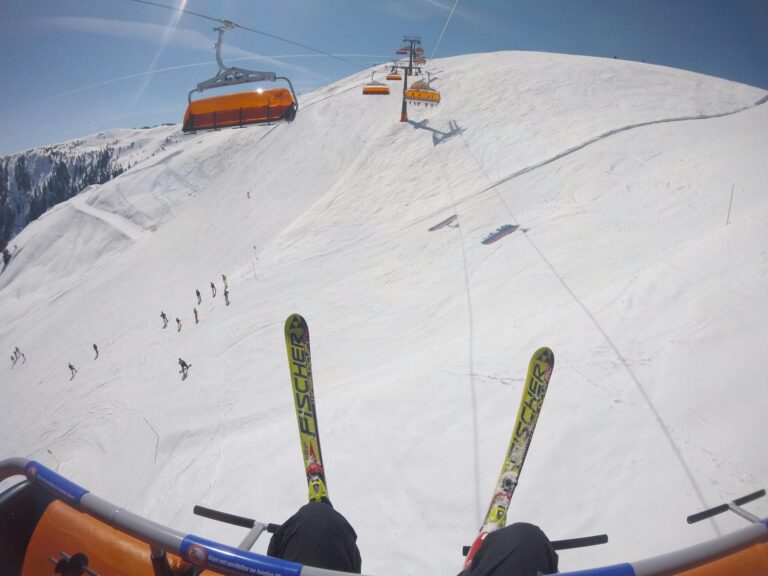 Esquíd ores en pistas nevadas de una estación de esqui alpina