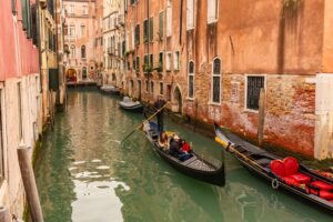 Home Elementor 26 Góndola navegando por los canales de Venecia al atardecer
