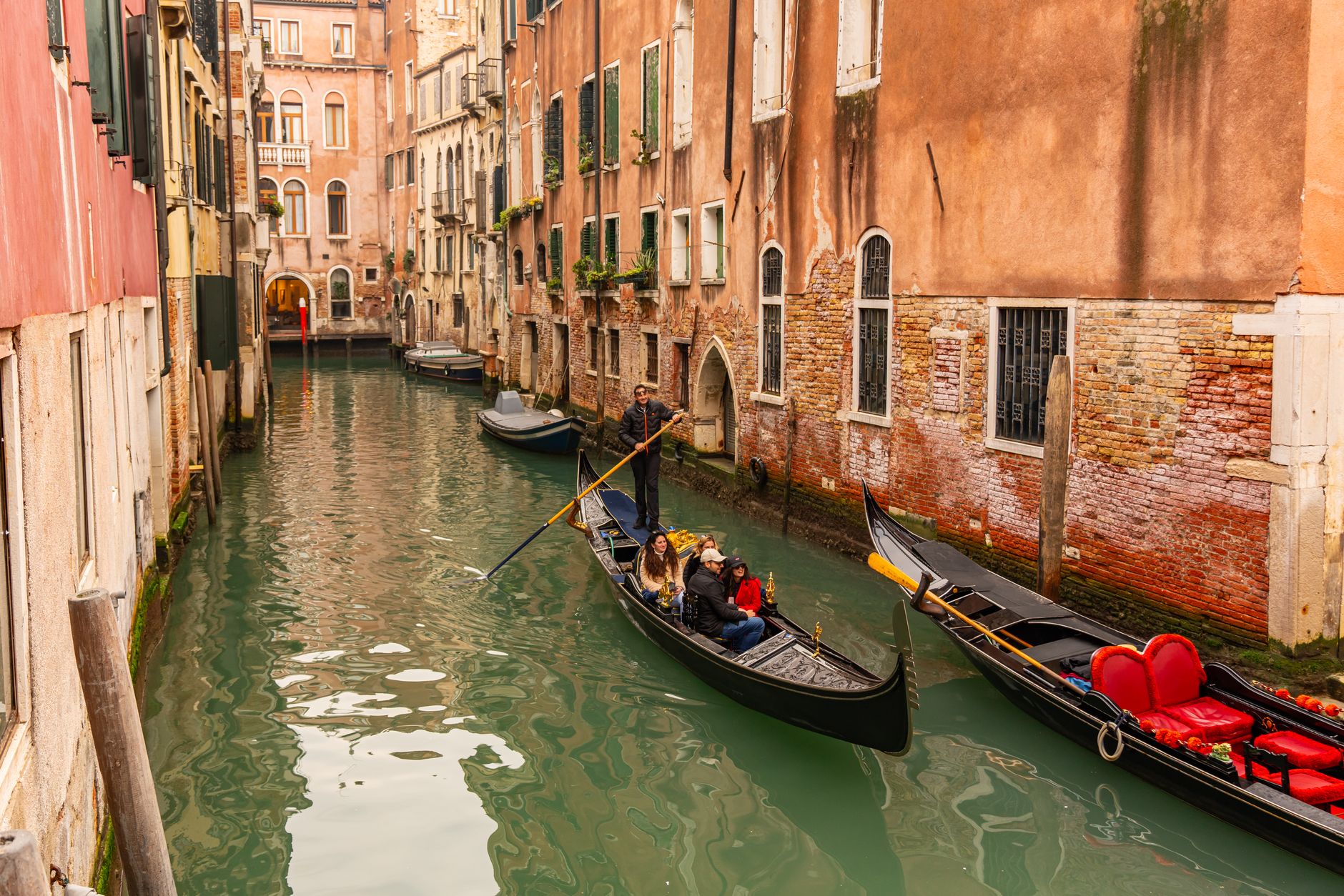 Góndola navegando por los canales de Venecia al atardecer