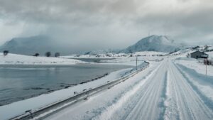 paisaje nevado en Noruega con montañas en invierno