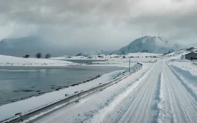 paisaje nevado en Noruega con montañas en invierno