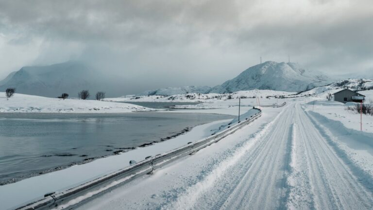paisaje nevado en Noruega con montañas en invierno