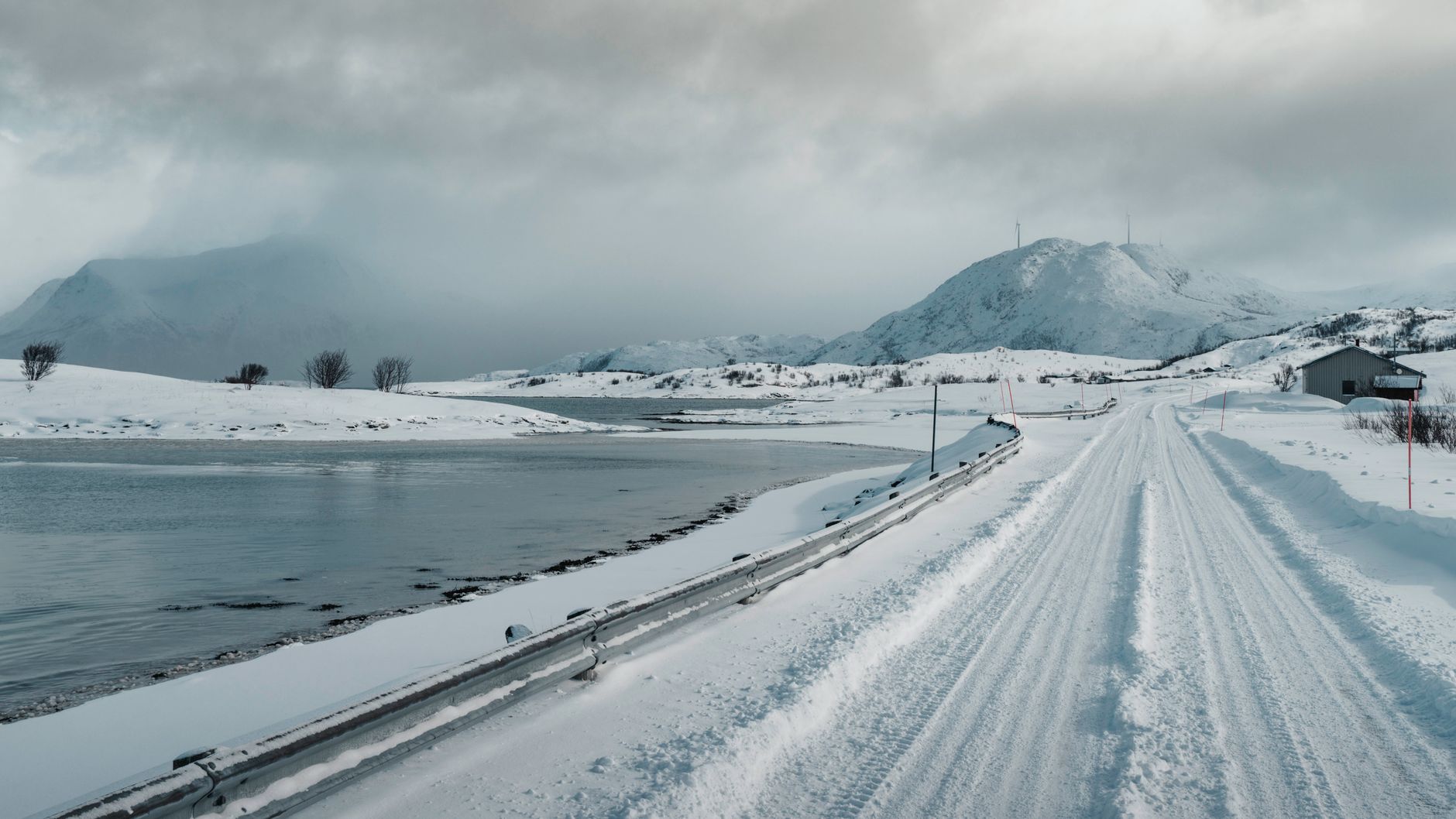 paisaje nevado en Noruega con montañas en invierno