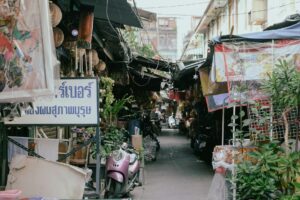 Mercado nocturno de Bangkok con puestos de comida y compradores locales