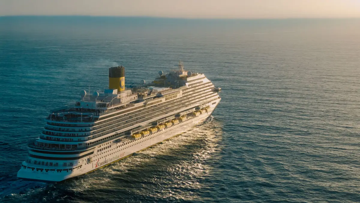 gran crucero de lujo navegando en aguas azules del oceano