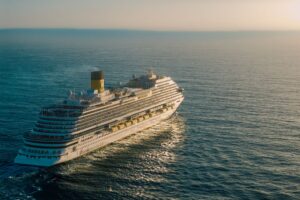 gran crucero de lujo navegando en aguas azules del oceano