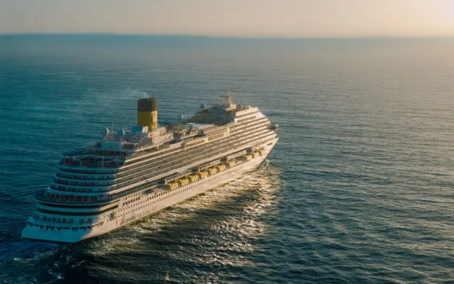 gran crucero de lujo navegando en aguas azules del oceano