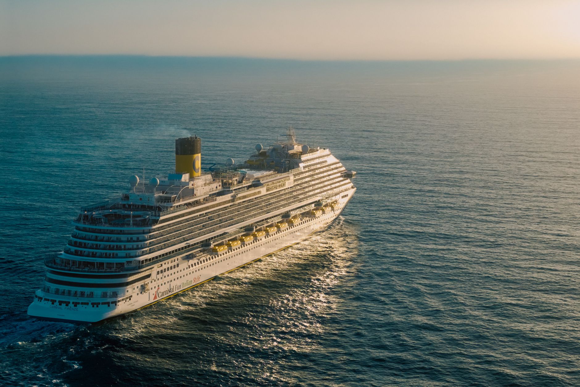 gran crucero de lujo navegando en aguas azules del oceano
