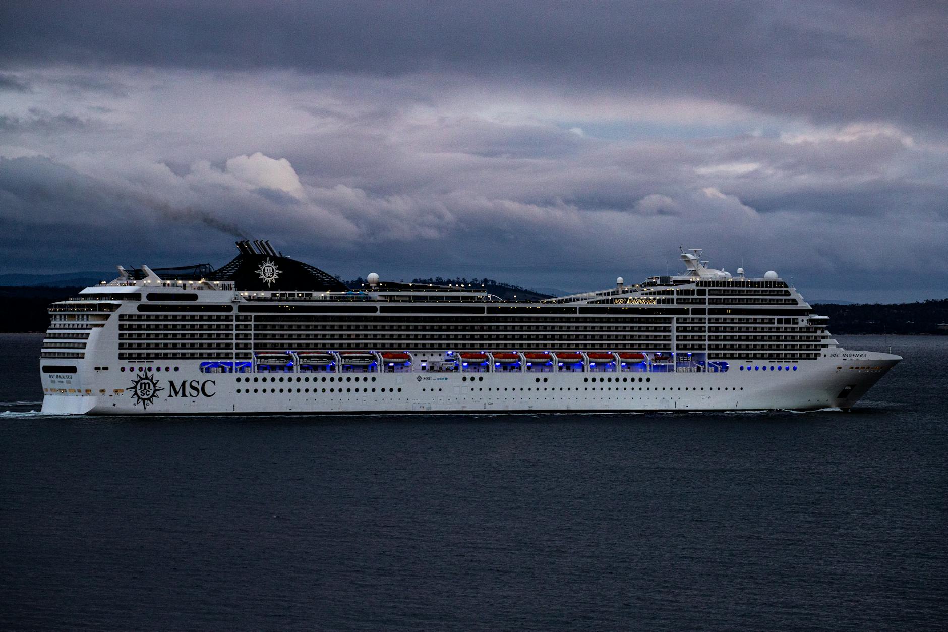 Crucero Brasil-Argentina: 4 días a bordo de 5 estrellas 1 cubierta de crucero de lujo con piscina y vistas al océano