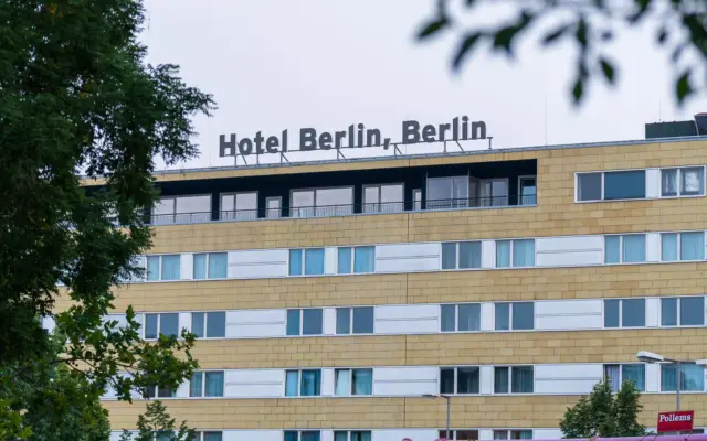 fachada de hotel moderno en Berlín arquitectura urbana