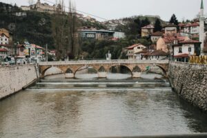 Vista panorámica de Sarajevo con la ciudad antigua y los minaretes entre las colinas