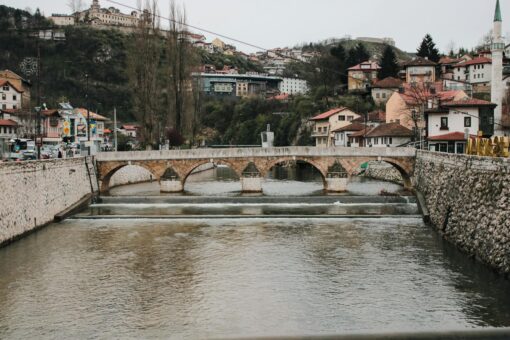 Vista panorámica de Sarajevo con la ciudad antigua y los minaretes entre las colinas