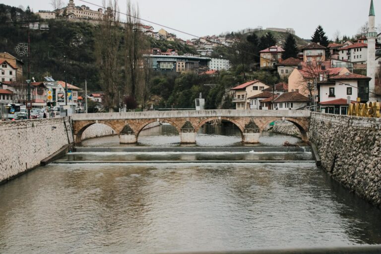 Home Elementor 4 Vista panorámica de Sarajevo con la ciudad antigua y los minaretes entre las colinas