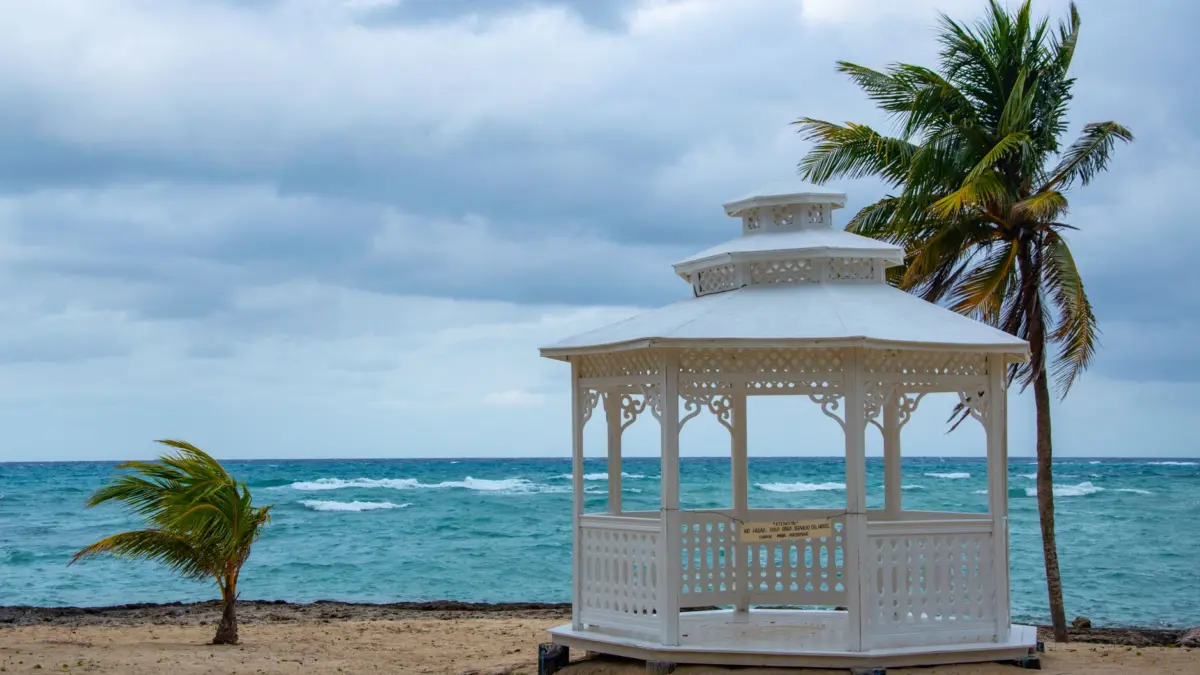 playa de arena blanca en Jamaica con palmeras y agua turquesa