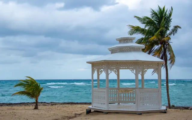 playa de arena blanca en Jamaica con palmeras y agua turquesa